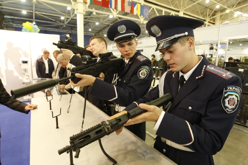 Ukrajinští vojáci testují zbraně na veletrhu International Arms and Security Fair v Kyjevě.