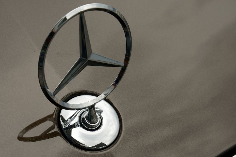 Daimler používá ve vozech Mercedes-Benz spornou kapalinu (ilustrační foto).
