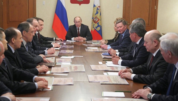 Prezident Putin předsedá jednání radě bezpečnosti.