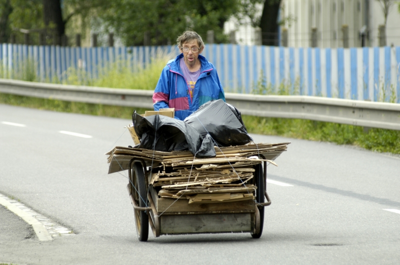 Muž veze materiál k výkupu do sběrny surovin. Muž veze materiál k výkupu do sběrny surovin.