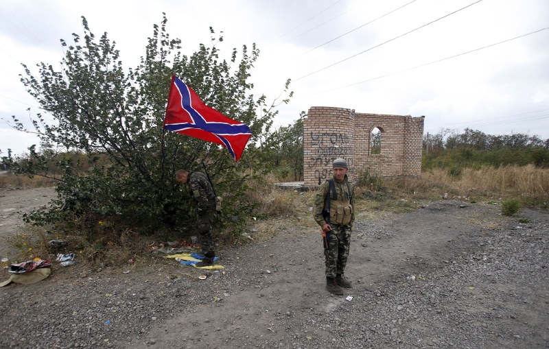 Proruští separatisté s vlajkou Novoruska.