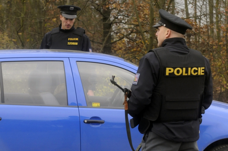 Recidivista ukradl policistovi samopal (ilustrační foto). Recidivista ukradl policistovi samopal (ilustrační foto).