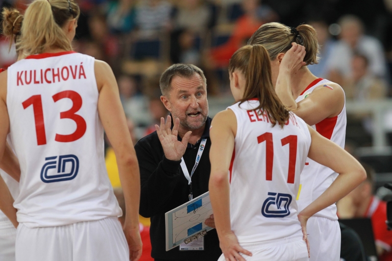 Trenér basketbalistek Lubor Blažek.