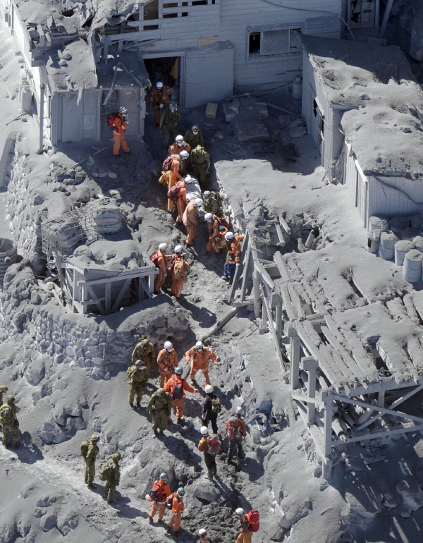 Záchranné akce po erupcích japonské sopky Ontake.