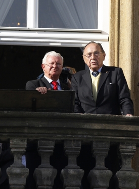 Zleva bývalý ministr vnitra a šéf úřadu německého kancléře Rudolf Seiters a bývalý německý ministr zahraničních věcí Hans-Dietrich Genscher na balkoně německého velvyslanectví.