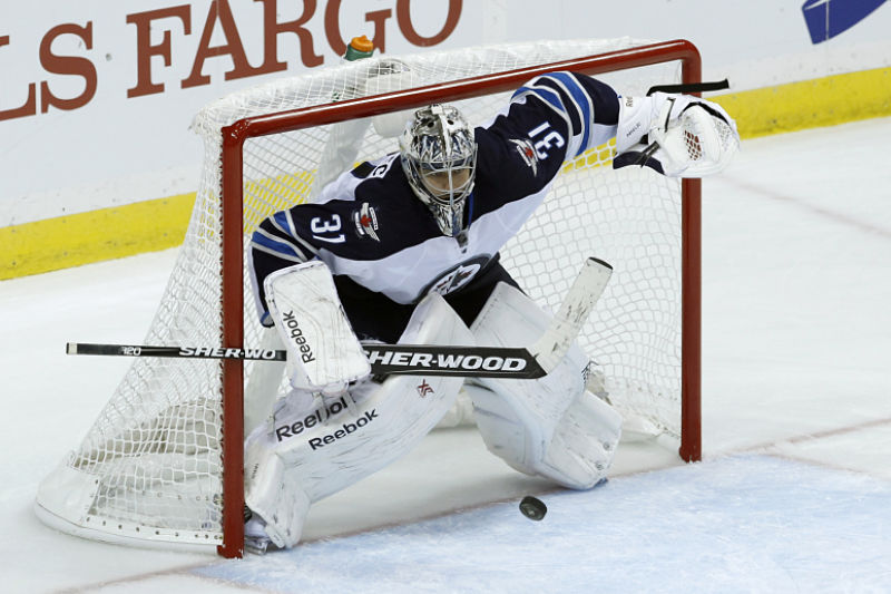Brankář Ondřej Pavelec v přípravném zápase s týmem Minnesoty inkasoval tři branky v oslabení a jednu z trestného střílení.