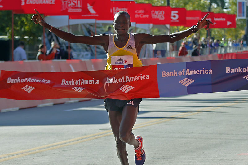 Keňan Dennis Kimetto vyhrál maraton v Berlíně ve světovém rekordu 2:02:57.