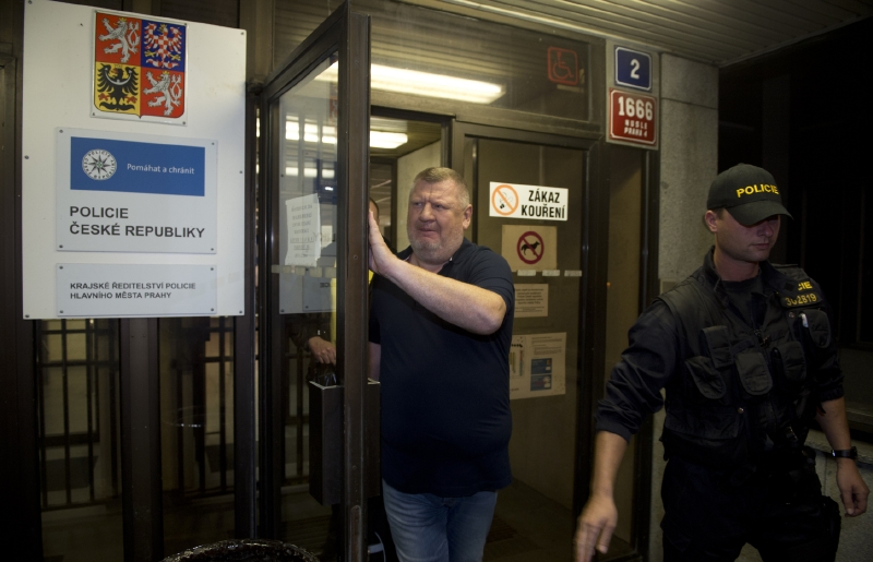 Ivo Rittig opouští 27. října večer policejní služebnu.