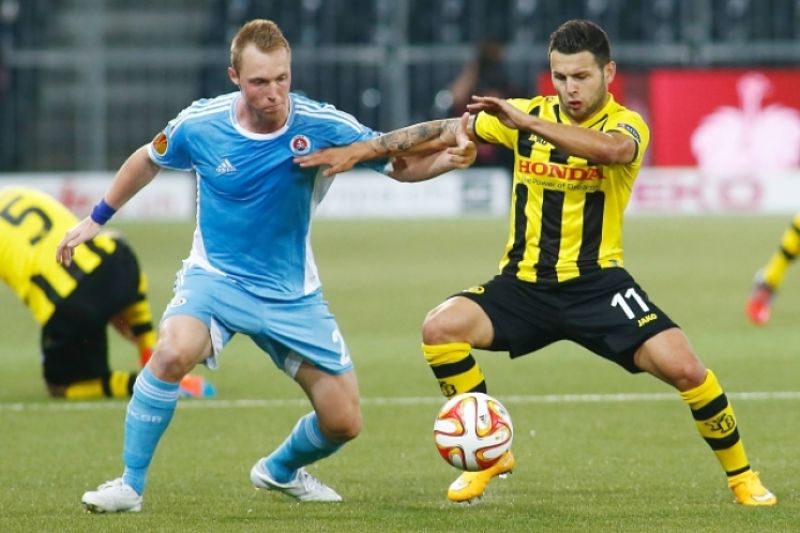 Kristián Kolčák (vlevo) ze Slovanu Bratislava v souboji s Renatem Steffenem z Young Boys. Kristián Kolčák (vlevo) ze Slovanu Bratislava v souboji s Renatem Steffenem z Young Boys.