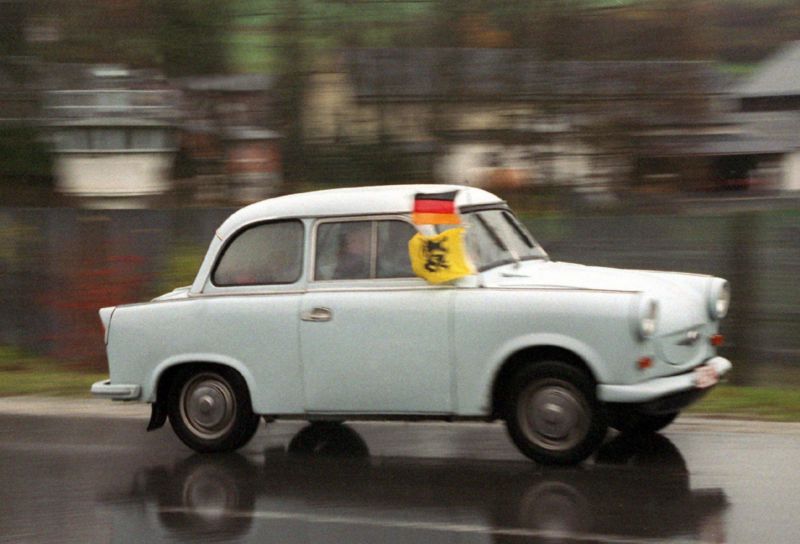 Na podzim 1989 byla Malá Strana obležena stovkami těchto východoněmeckých lidových vozidel (ilustrační foto). Na podzim 1989 byla Malá Strana obležena stovkami těchto východoněmeckých lidových vozidel (ilustrační foto).