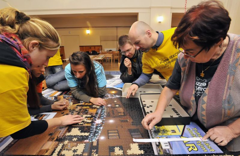 V roce 2012 v Miroslavi po 62 hodinách dvaatřicet lidí ukončilo skládání největšího puzzle v Česku. V roce 2012 v Miroslavi po 62 hodinách dvaatřicet lidí ukončilo skládání největšího puzzle v Česku.