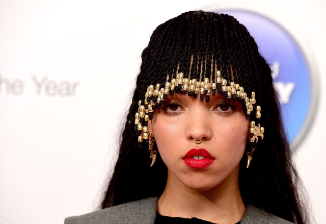 FKA Twigs musí čelit rasistickým poznámkám.