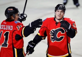 Letní posila New Jersey Mike Cammalleri (vpravo).