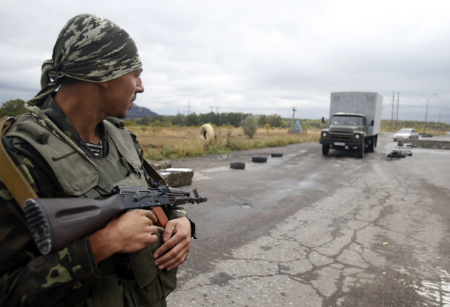 Ukrajinské úřady na prohlášení ruských vyšetřovatelů ještě nereagovaly. Na snímku proruský bojovník u Donětsku.
