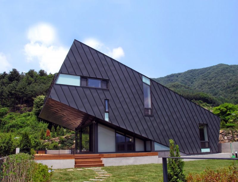 Neobvyklý tvar, moderní vybavení a úchvatný výhled na nedaleké jezero.