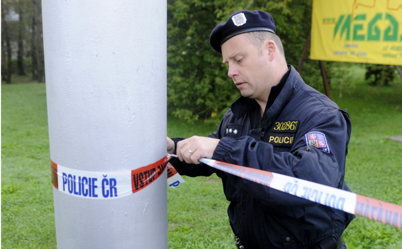 Policie v noci na 30. září dokončila prohlídku prostor Univerzity Pardubice a uzavřela je. Policie v noci na 30. září dokončila prohlídku prostor Univerzity Pardubice a uzavřela je.