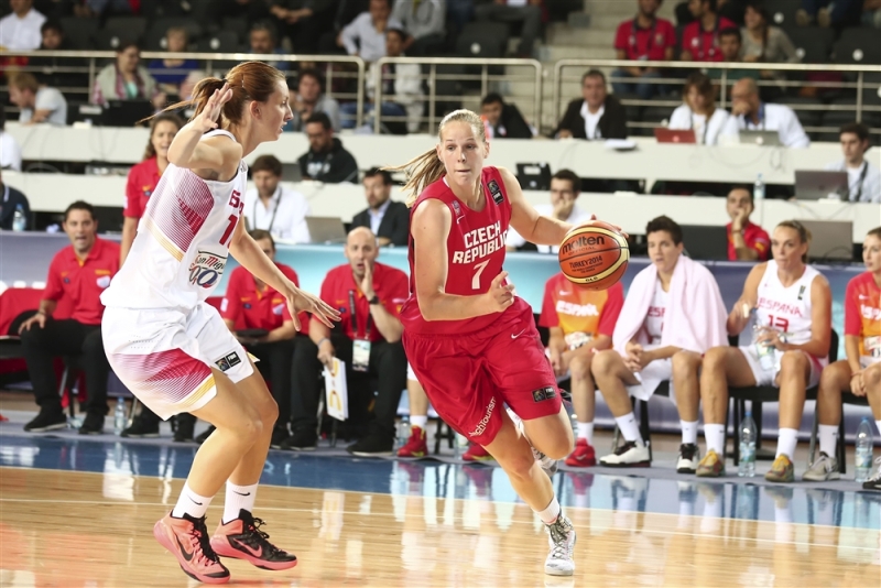 České basketbalistky skončily v základní skupině na druhém místě a čeká je osmifinále.