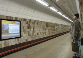 Informačních tabulí ve vestibulech metra přibude.