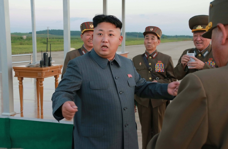 Kim III. na oblíbené inspekci mezi vojáky.