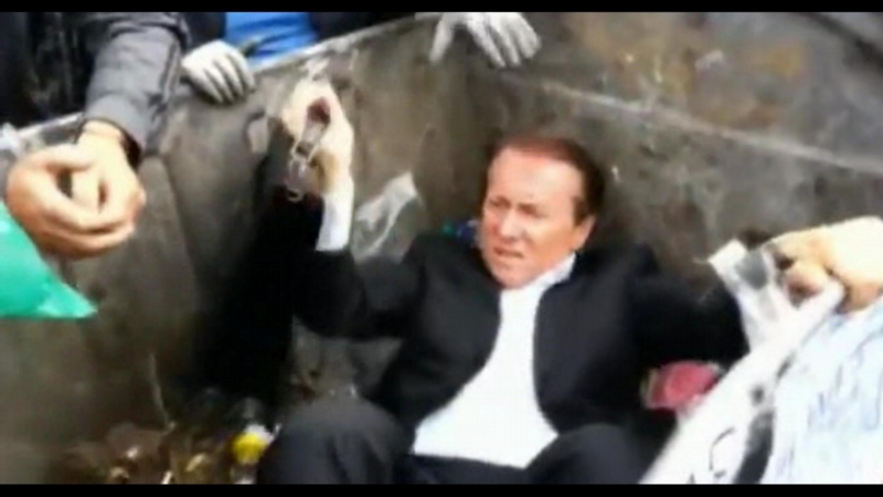 Vitalij Žuravský při dva týdny starém incidentu, kdy jej rozzuřený dav hodil do popelnice.