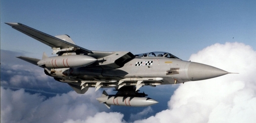 Britské stíhací bombardéry typu Tornado.