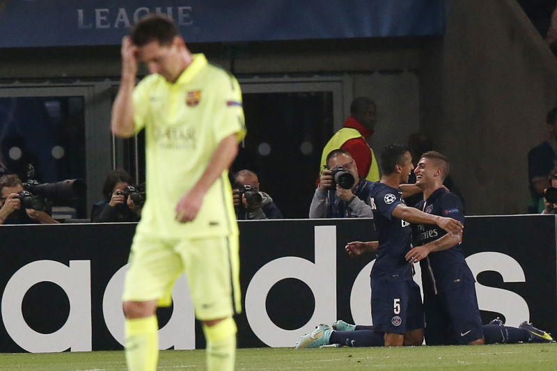 Hráči PSG Marco Verratti (vpravo) a Marquinhos se radují z druhého gólu. (vlevo Lionel Messi)