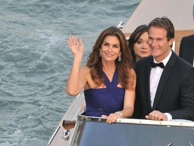 Mezi svatebními hosty byli i Cindy Crawfordová a Rande Gerber.
