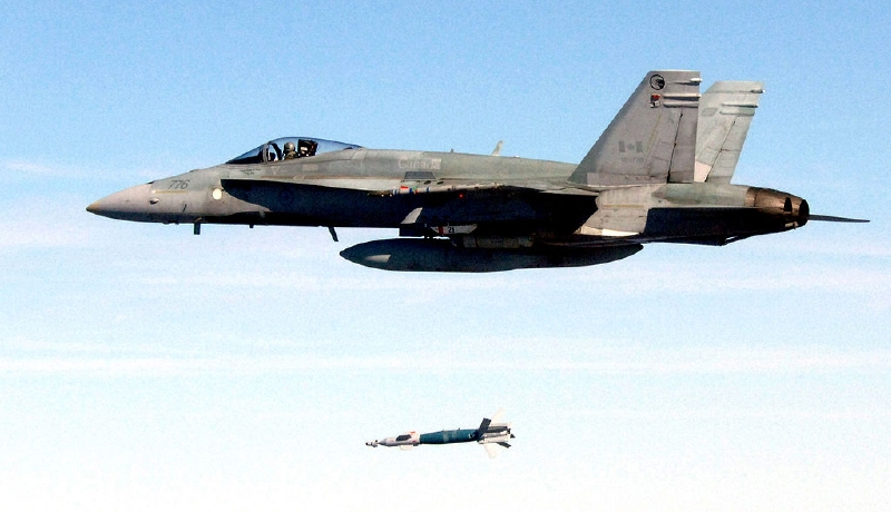 Kanadský CF 18 při manévrech.