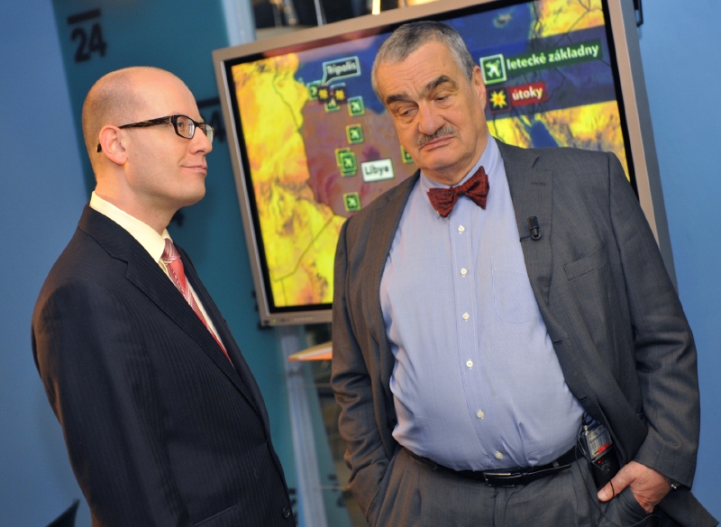Premiér Bohuslav Sobotka (vlevo) a exministr zahraničí Karel Schwarzenberg.