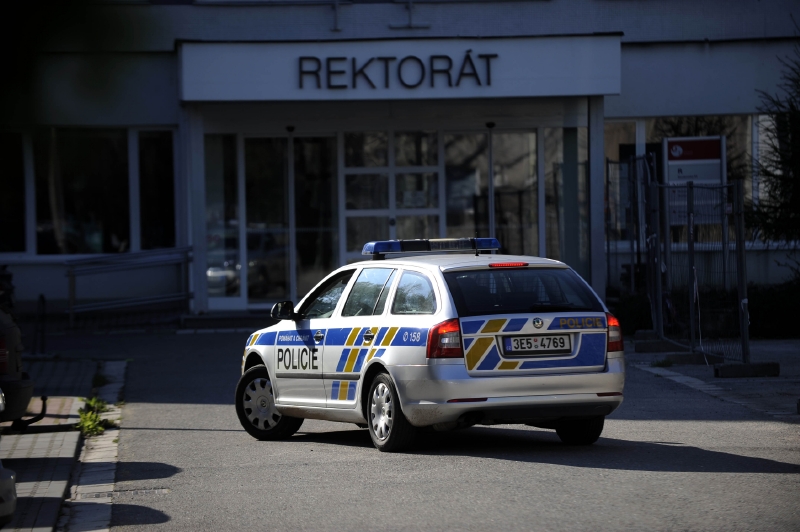 Policie zasahující u rektorátu pardubické univerzity.