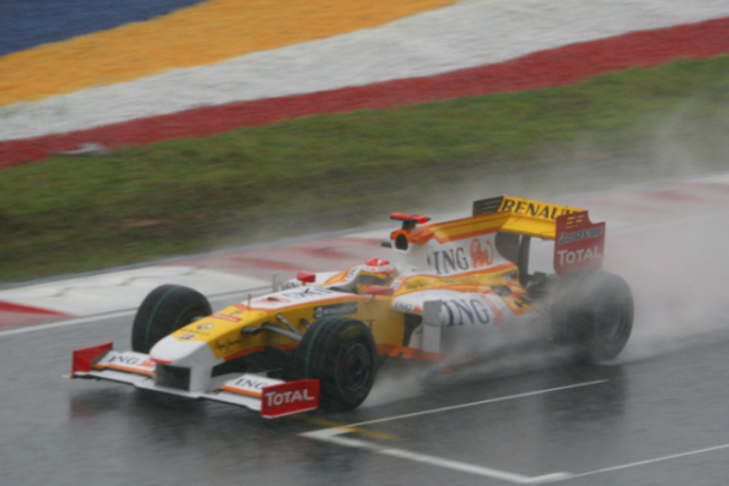 Fernando Alonso bojuje s počasím.