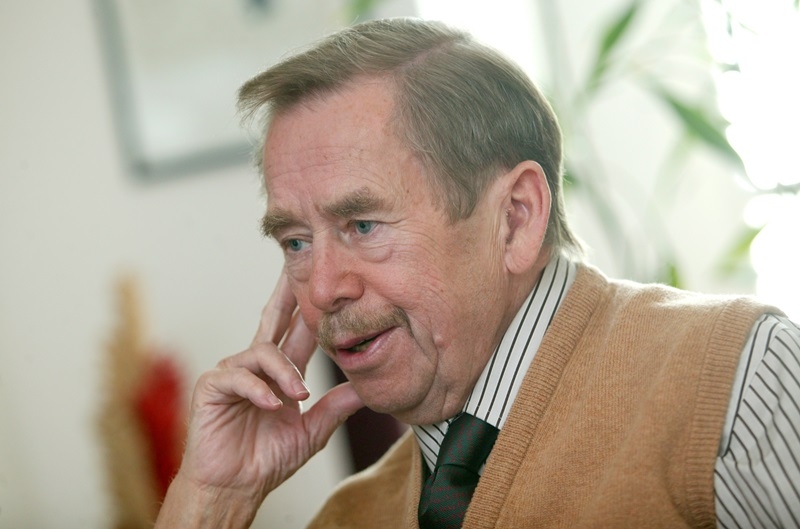 Hlavním vypravěčem filmu je přímo Václav Havel.