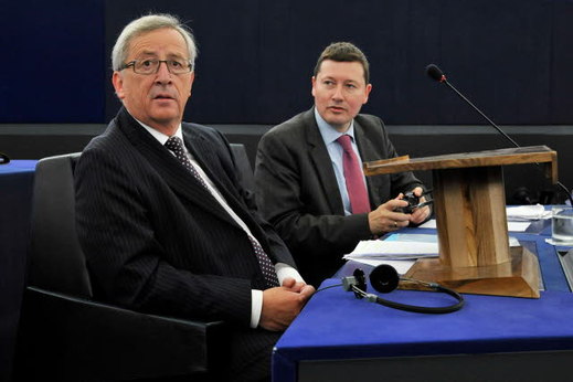 Šéf Komise EU sleduje vystoupení svých oveček.