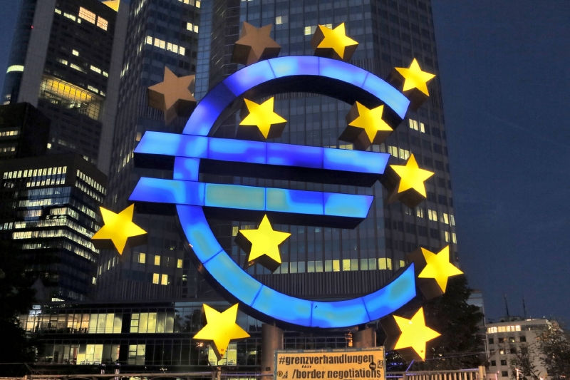 ECB chce odvrátit hrozbu deflace. ECB chce odvrátit hrozbu deflace.