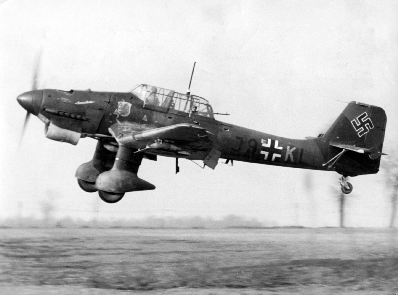Letoun Junkers Ju 87 na dobové fotce.