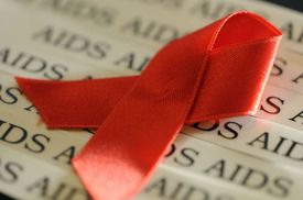 Světový den AIDS je připomínán červenou stužkou.