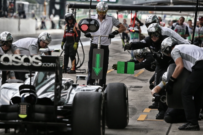 I přes hrozbu tajfunu chtějí jezdci formule 1 závodit. I přes hrozbu tajfunu chtějí jezdci formule 1 závodit.