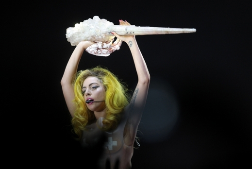Lady Gaga při svém posledním představení v pražské O2 aréně (na snímku ze 17.listopadu 2010).