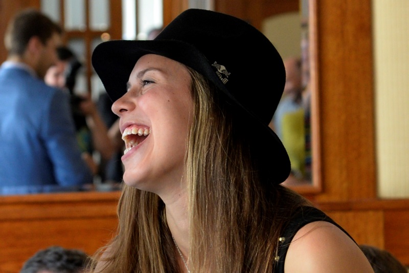 Za dva měsíce začne Světový pohár ve snowboardcrossu a olympijská vítězka Eva Samková ještě léčí poraněné vazy kotníku. Za dva měsíce začne Světový pohár ve snowboardcrossu a olympijská vítězka Eva Samková ještě léčí poraněné vazy kotníku.