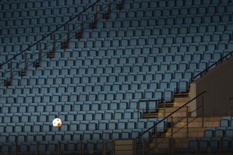 Prázdné tribuny na moskevském stadionu.