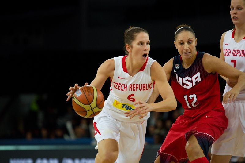 Romana Hejdová (v bílém a Diana Taurasi.