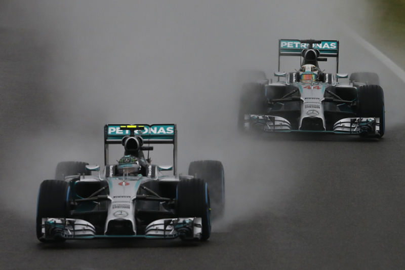 Stáj Mercedes získala ve Velké ceně Japonska další double.