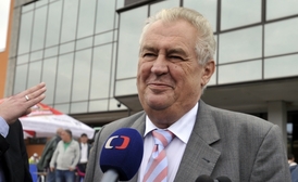 Prezident Miloš Zeman je v kauze přestěhování volyňských Čechů z Ukrajiny do Česka nespokojen s prací ambasády v Kyjevě. O návrat ho žádá 70 rodin. Zeman to řekl 4. října ve Slušovicích na Zlínsku, kam zavítal na dostihy.