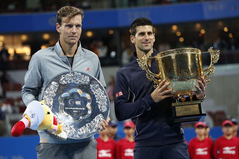 Ve finále v Pekingu dokázal Tomáš Berdych (vlevo) uhrát proti Novaku Djokovičovi jen dva gemy. Ve finále v Pekingu dokázal Tomáš Berdych (vlevo) uhrát proti Novaku Djokovičovi jen dva gemy.
