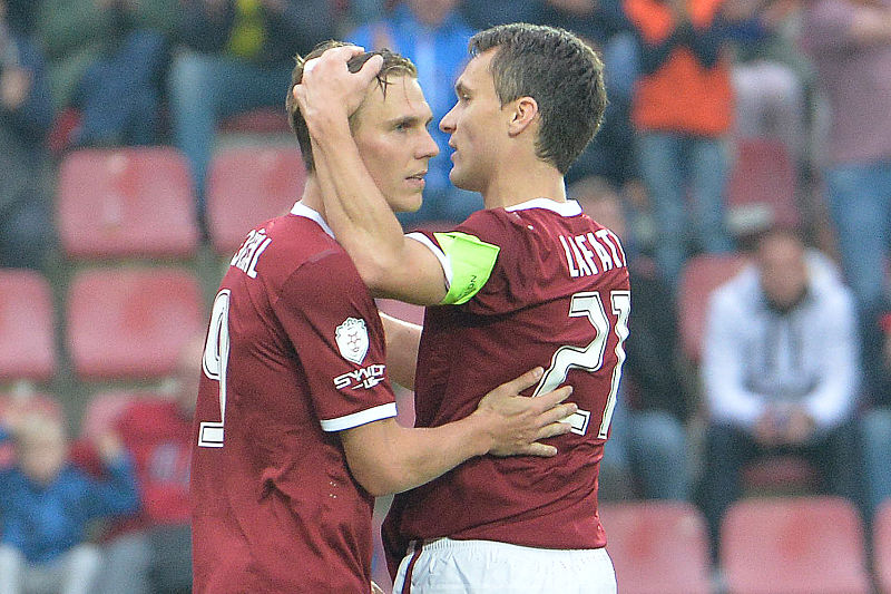 K penaltovým kopům se obvykle staví kapitán David Lafata (vpravo), tentokrát ale dostal šanci Bořek Dočkal (vpravo).