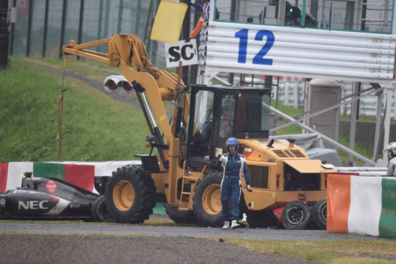 Jules Bianchi narazil se svým monopostem do jeřábu, v nemocnici bojuje o život.