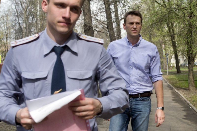 Alexej Navalnyj (vpravo) s policistou.
