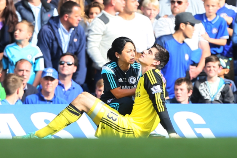 Gólman Chelsea Thibaut Courtois musel odstoupit z nedělního utkání s Arsenalem.