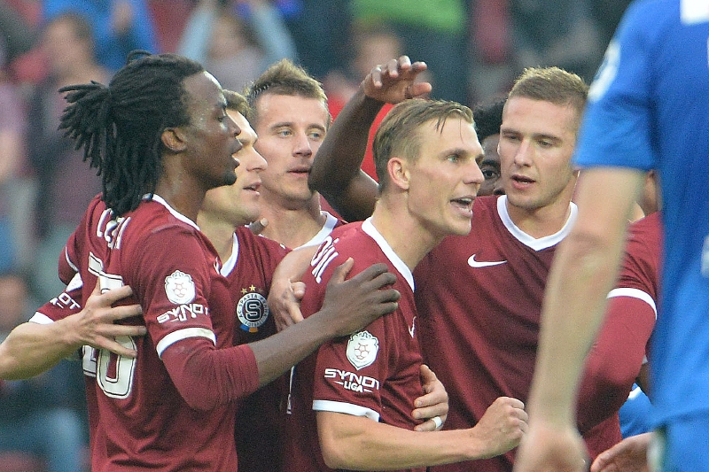 Sparťanská radost po vstřelení gólu proti Liberci. 