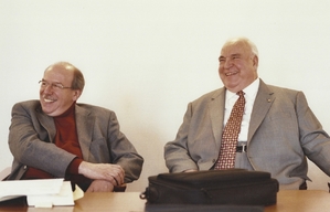 Bývalý novinář WDR Heribert Schwan a Helmut Kohl.